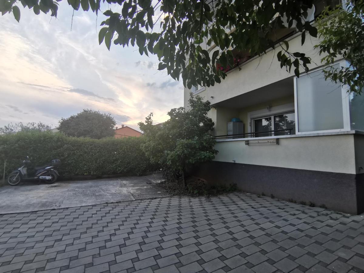 Nice Sunny Apartment Pula Exterior photo